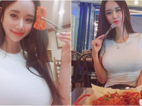 大口吃肉！「雪白豪乳正妹」用餐畫面太兇猛！「胸前海量肉肉」比正餐還要美味啊！