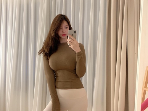 火辣「巨乳蜘蛛人」快把緊身衣撐壞　打擊壞蛋就靠兩顆大飛彈！