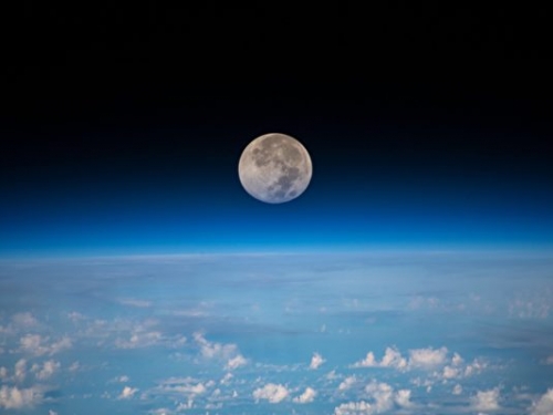 從太空中看滿月 是這個樣子