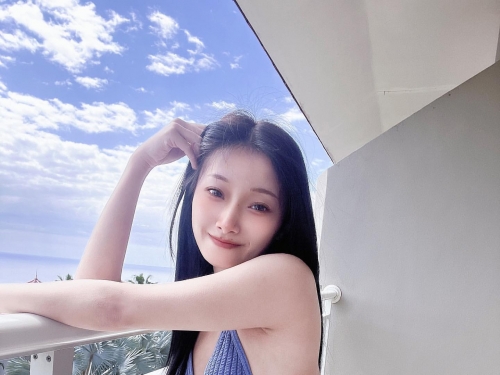 145小隻馬正妹「霓霓」性感肚兜好誘惑！白嫩美體比例太惹火！