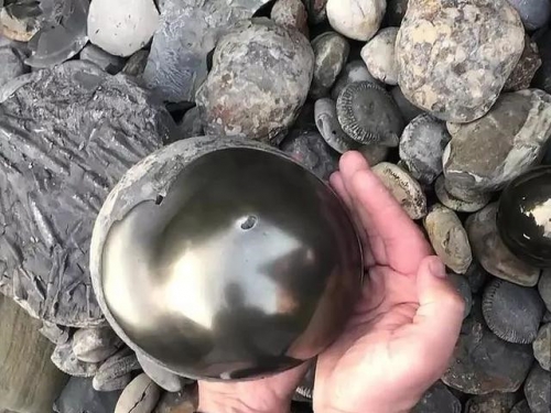 英國海灘發現金黃色球體，小夥一錘把它砸開，意外撿到罕見珍寶