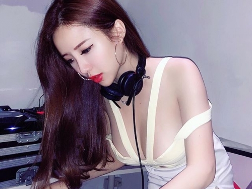乳浪太強！動感爆乳DJ挺雙波「吐舌含指」，畫面太銷魂受不了想衝動啊！
