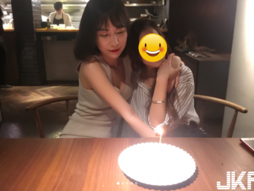 咖啡廳驚見白皙正妹「背心不穿好」！雪白嫩乳「兩球肉肉」壓在桌上，讓人好窒息呀！