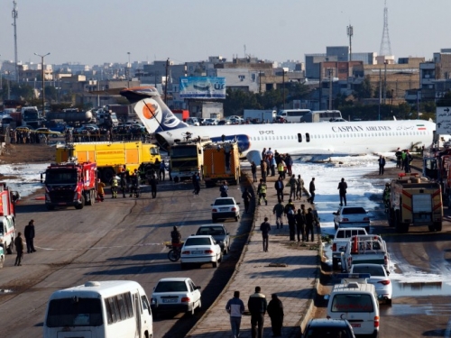 伊朗客機失控衝進公路！機上150人奇蹟均安