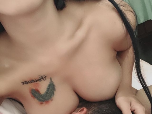 手機店「爆乳老闆娘」！私下穿著拍照尺度無限大，遮點自拍真的超兇猛的！
