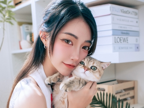 靈學女神《飄哥》轉職當性感工頭？工地裡脫衣散熱好肉慾