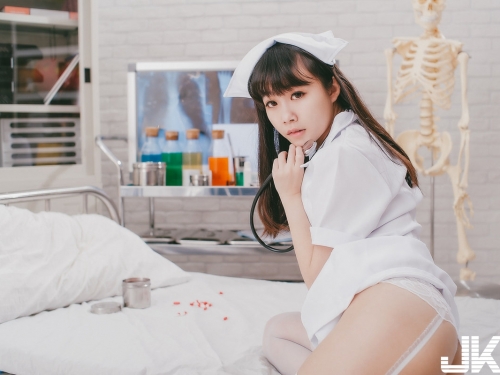 爆乳小護士「火辣脫衣挑逗」，沒穿內衣畫面好引人遐想阿！