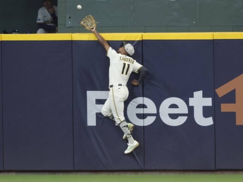 MLB》釀酒人21歲新星美技沒收追平轟！成功斬斷雙城13連勝