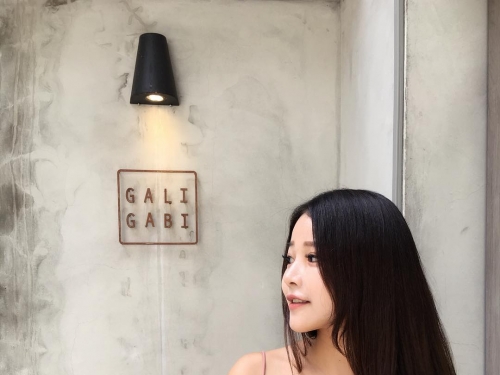 這件忘了洗！「巨乳正妹」洗衣店大膽脫衣　大份量奶球直接彈出！