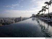 全球最大空中泳池 無邊際挑戰膽量