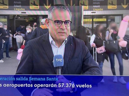 好害羞！電視台現場直播......她手持「這一大根」入鏡