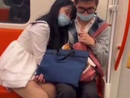 慾火難耐！女子疑在地鐵「玩搖桿」上下狂抖 眼鏡男爽翻拿包包遮掩
