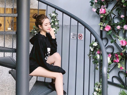 臉蛋身材都好犯規！高顏值「極品奶妹」長輩好兇，讓人想帶回家當女友！