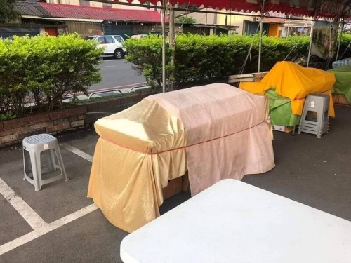 路旁驚見「好莊嚴」攤位 網笑：抬棺舞曲準備