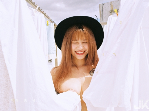 超耀眼陽光美少女「伊娃」天臺上大膽裸露！「美乳蜜臀」狙擊你的心～
