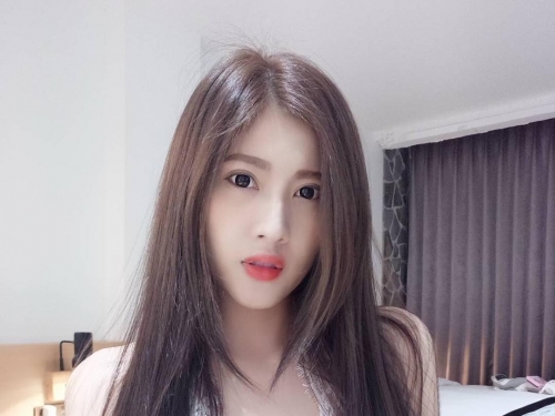 無辜小女僕端出「白嫩雙乳」服侍主人　深V透明蕾絲爆奶無極限！