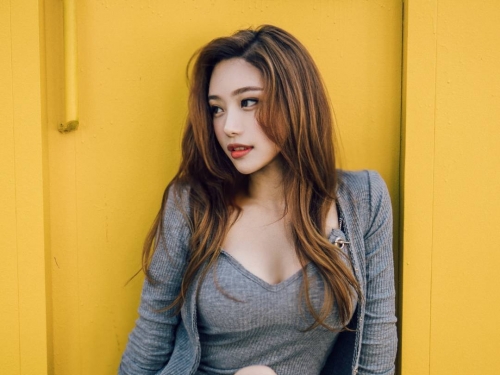 歡迎來挑戰！妹子低胸「深邃奶溝」露出，「陡峭乳峰」讓人想插旗征服！