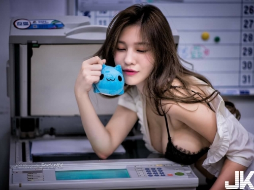 這樣太危險！「火辣OL」凶狠奶壓影印機！不知道會印出什麼東西...