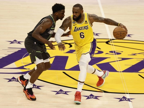 NBA》2勝10負被看衰、0.3％機率晉季後賽！湖人寫在休息室白板激勵士氣