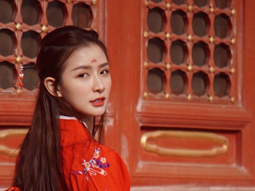 就算包緊緊也很性感！甜美正妹「Joey 蔡卓宜」貼身上衣展現完美乳形！