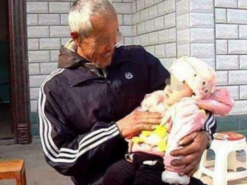 51歲老父親因為家裡窮，只能喂肥肉吃，結果孩子都沒能活過2歲