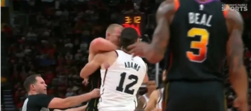 NBA》火箭111：104退太陽！雙方爆流血衝突　Plumlee當摔角打噴血