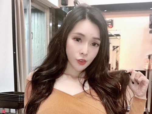 健康大補品「Jocelyn 牛奶兒」爆乳美照讓人元氣滿滿　兇猛身材不科學