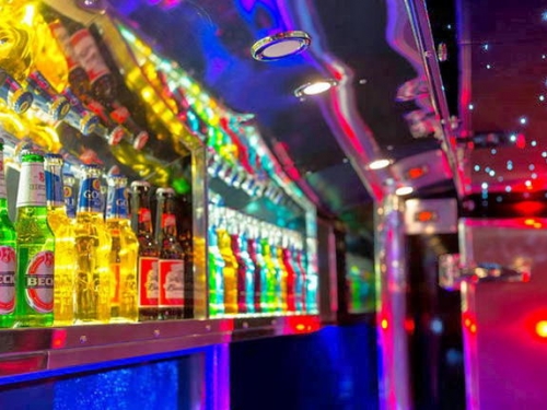 看過塞滿酒瓶的露營車嗎? 移動酒吧讓你露營路上不無聊！