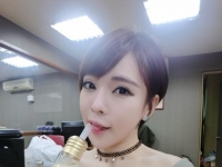 網路瘋傳！「燈泡珍奶姐妹花」的創意廣告影片讓人吞口水