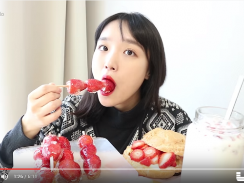 萌系少女！「食慾」大開好會咬‥反差畫面「太療癒」網友爭先恐後搶餵食！
