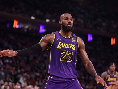 NBA》40歲照樣飆33分大三元！詹姆斯率湖人擊退尼克