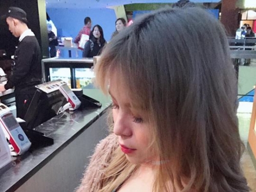 衝一波電影院了！爆乳妹子看電影不安分「乳夾爆米花」還貪心的想吃「大熱狗」....