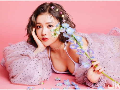 因「火辣鋼琴家教」爆紅！古靈精怪的藝術家、JKF「新花漾」女郎—林酸酸