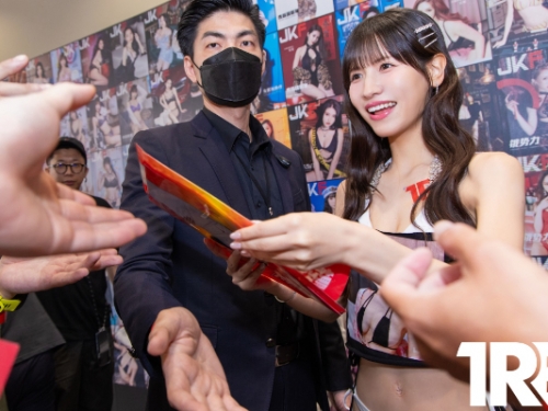 AV神之乳《櫻空桃》TRE人群中驚喜現身　還不忘親手送福利！