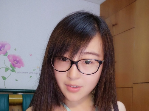 萌萌「巨乳眼鏡娘」出沒！胸前不科學腫脹　擁有無法形容的超爆乳量！