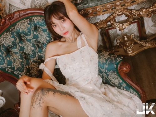 巨乳小畫家「安然」休閒時刻！碎花小洋裝「爆乳露美腿」好誘惑