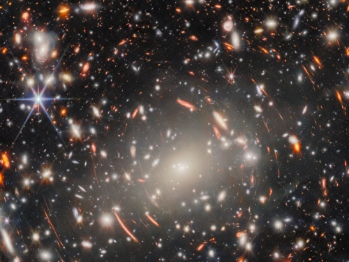 韋伯拍攝迄今為止最清晰的超大質量星系團深空影像