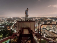 膽大！　俄冒險家登頂世界最高建築俯瞰城市