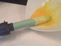 拿出好燙的棒棒插進蛋汁中轉轉..這是什麼惡搞煎蛋法？