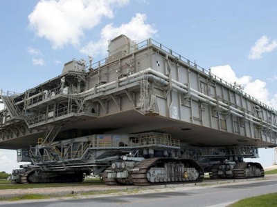 地表最強動力車：這輛車質量超過2700噸，需要同時20個人駕駛，沒人敢和它搶道。。。