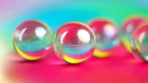 DeepMind AI 成功模擬玻璃相變特性，有助未來社交行為精確預測的突破發展