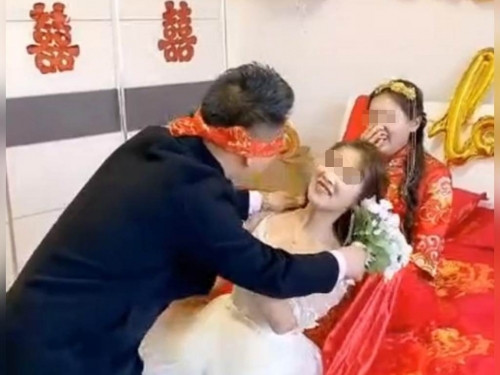 婚鬧無極限！新郎矇眼強吻伴娘 新娘卻笑開懷