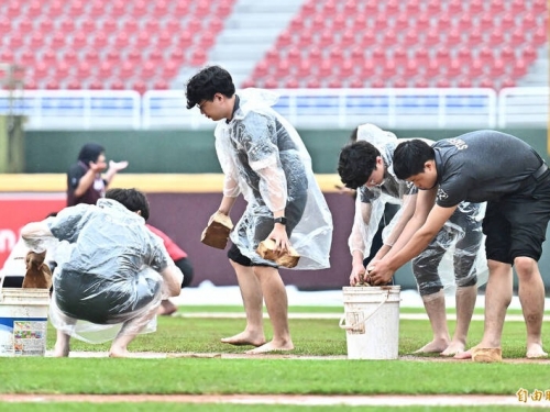 中職》桃園雨勢暫歇 預定延後至17:45開打