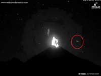 《墨西哥科利馬火山爆發同時，不明光體神出沒！》