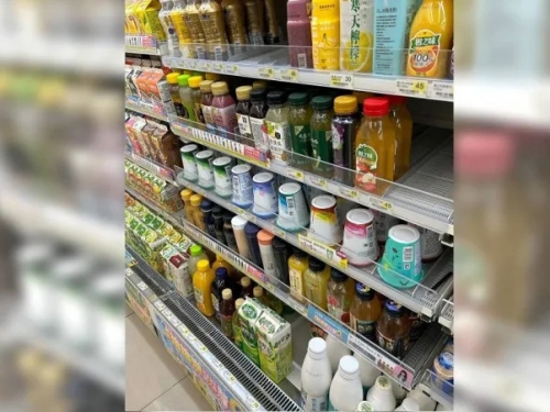 她見超商飲料「一排倒放」超好奇 意外釣出大批苦主揭原因