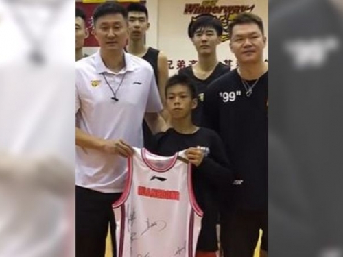 陸獨臂少年 球技獲NBA球星Curry按讚