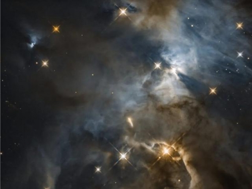 在1400光年外，哈勃拍到一隻宇宙蝙蝠，而且翅膀還在搧動拍打