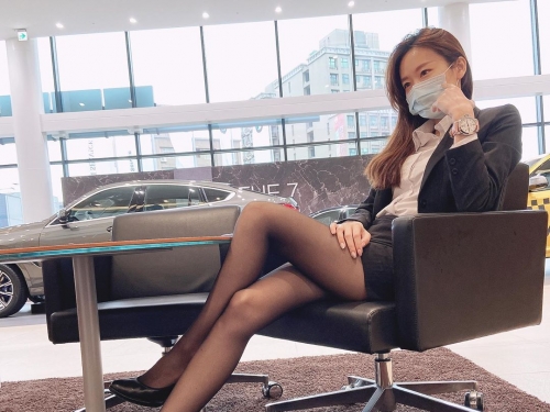 立馬下訂！「BMW超辣女業務」性感美腿太撩人啦！氣質甜美外型讓人好心動呀