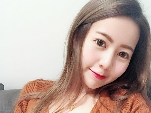 肩帶都掉了！E奶「嫩乳正妹」皮膚好光滑，「邪惡低胸」長輩都快掉出來！