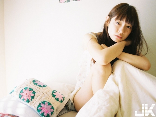 萌妹踢被露出蕾絲小褲❤迷糊無防備的「賴床寫真」太誘人！